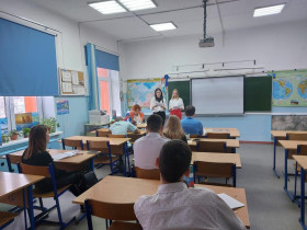 Студенты Камчатского педагогического колледжа провели занятие в 10 классе.