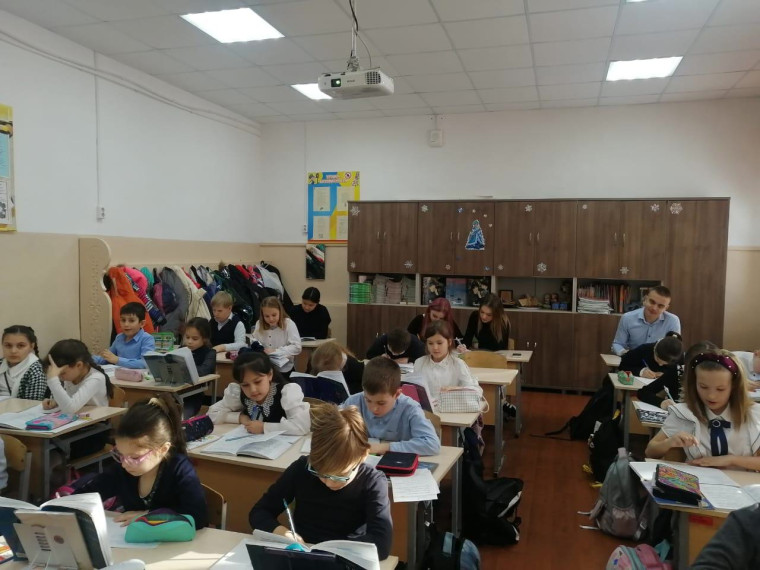 Ученики профильных классов посетили уроки в начальной школе.