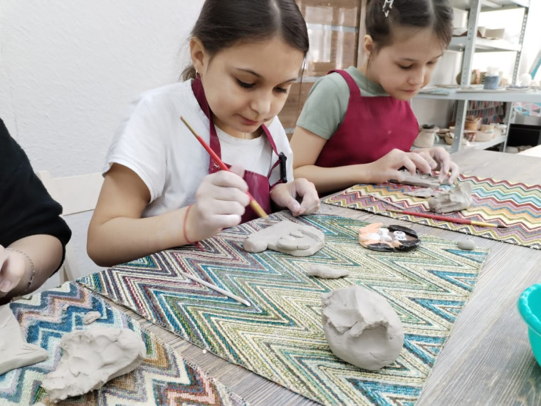 Участницы вокального ансамбля «Мелодия» посетили школу керамики и гончарного мастерства.
