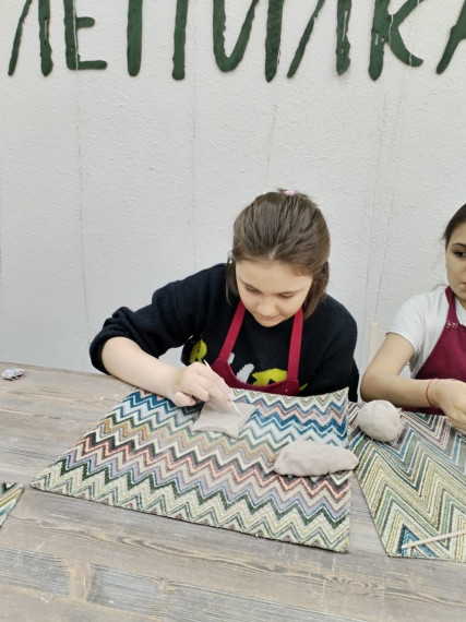 Участницы вокального ансамбля «Мелодия» посетили школу керамики и гончарного мастерства.