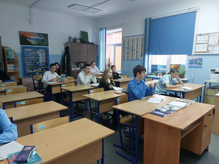 Студенты Камчатского педагогического колледжа провели занятие в 10 классе.